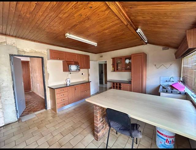 7 BEDROOM HOUSE FOR SALE IN SOPHIATOWN